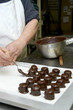 Foto: confectionery working with pastry and ice cream desserts confectionery working with pastry and ice cream desserts