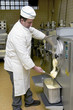 Foto: confectionery working with pastry and ice cream desserts confectionery working with pastry and ice cream desserts
