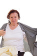 Frau zieht eine Bluse aus.