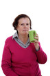 Seniorin mit großer Kaffeetasse