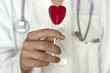 Photo: Doctora con una piruleta con forma de corazón en la mano Doctora con una piruleta con forma de corazón en la mano