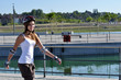Frau treibt Sport am Stausee