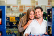 Paar im Supermarkt kauft Getränke