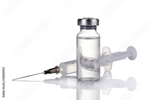 Foto: medical ampoules and syringe isolated on white medical ampoules and syringe isolated on white