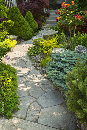 Photo : Garden path with stone landscaping Garden path with stone landscaping
