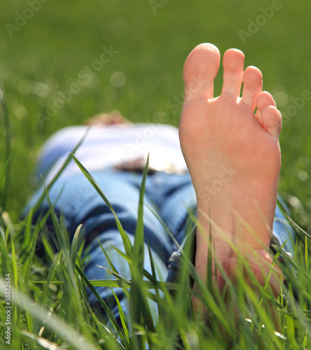 Foto: Frau liegt in der Sonne Frau liegt in der Sonne