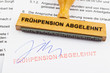 Holzstempel auf Dokument: Frühpension abgelehnt