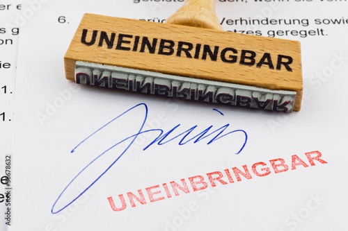 Foto: Holzstempel auf Dokument: Uneinbringbar Holzstempel auf Dokument: Uneinbringbar
