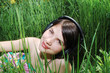 Foto: girl listening music in nature girl listening music in nature
