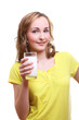 junge sportliche frau mit milchglas