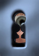 Ein Blick durchs Schluesselloch als Symbol fuer Spionage