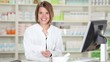 junge lächelnde frau in der apotheke