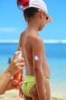 Application d'une crème solaire.