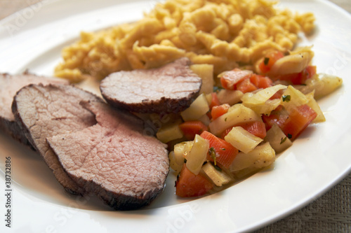 Photo: Kalbsbraten mit Spätzle und Wurzelgemüse Kalbsbraten mit Spätzle und Wurzelgemüse
