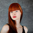 Frau mit langen rotbraunen Haaren