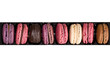 Macarons roses et violets alignés, fond blanc Macarons roses et violets alignés, fond blanc
