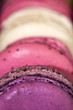 Foto: Macarons roses et violets alignés, macro Macarons roses et violets alignés, macro