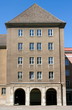 Altneubau mit Arkaden