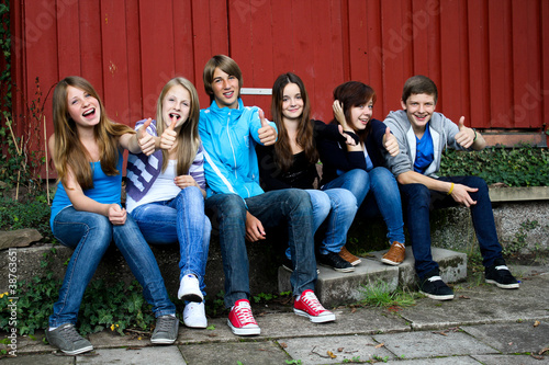 Photo: Juli 2011 Teenager vor der Hütte Juli 2011 Teenager vor der Hütte