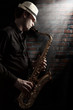Saxophonist im Hinterhof