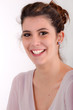 Portrait de jeune-fille au chignon souriante