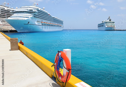 Foto: Cruise Ships in Tropical Waters Cruise Ships in Tropical Waters
