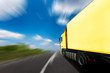Camion jaune route de campagne