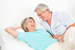 Senioren lachen im Bett