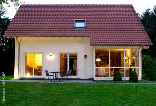 Foto: Einfamilienhaus in der Abenddämmerung Einfamilienhaus in der Abenddämmerung