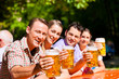 Foto: Zwei glückliche Paare sitzen im Biergarten Zwei glückliche Paare sitzen im Biergarten