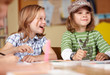 fröhliche Kinder in der Grundschule