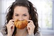 Foto: Woman posing with croissant Woman posing with croissant