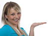 Photo: junge blonde Frau präsentiert junge blonde Frau präsentiert