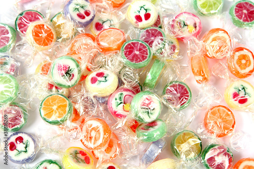Photo: Bunte Bonbons auf weiß isoliert Bunte Bonbons auf weiß isoliert
