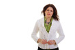 Frau zieht eine Strickjacke an.