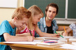 fröhliche Kinder in der Grundschule