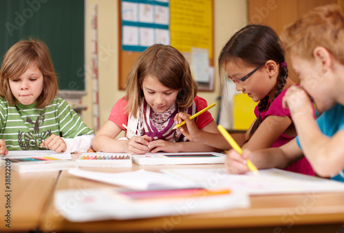 Foto: fröhliche Kinder in der Grundschule fröhliche Kinder in der Grundschule