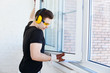 Foto: Man worker mounting window Man worker mounting window