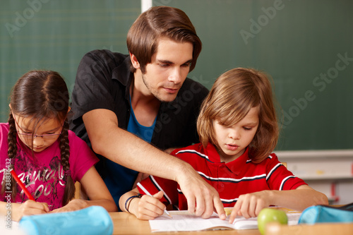 Photo: Grundschullehrer gibt Hilfestellung Grundschullehrer gibt Hilfestellung