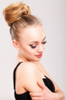 junge blonde Frau mit Hochsteckfrisur