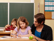 Grundschullehrer gibt Hilfestellung Grundschullehrer gibt Hilfestellung