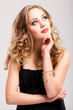 junge nachdenkliche blonde Frau
