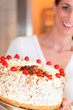 Bäckerin oder Konditorin mit einer Torte