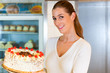 Bäckerin oder Konditorin mit einer Torte
