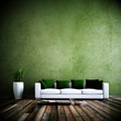 Wohndesign - weisses Sofa vor grüner Wand