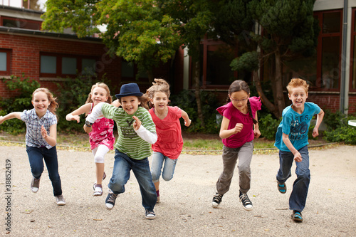 Photo: Gruppe Kinder läuft auf Schulhof Gruppe Kinder läuft auf Schulhof