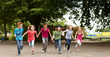 Gruppe Kinder läuft auf Schulhof