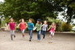 Gruppe Kinder läuft auf Schulhof