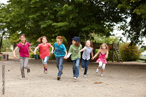 Foto: Gruppe Kinder läuft auf Schulhof Gruppe Kinder läuft auf Schulhof