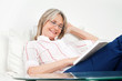 Lachende Frau liest ein Buch